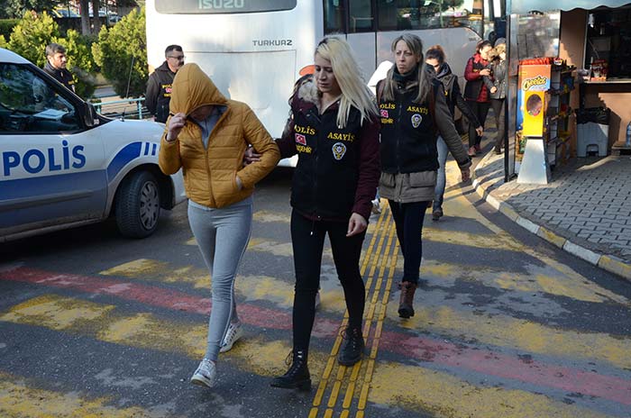 Eskişehir'de "Bal tuzağı 3" fuhuş operasyonu ile gözaltına alınan 22 şüpheli, sağlık kontrolünden geçirilerek adliyeye sevk edildi. 