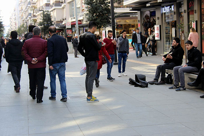 Erzurumlu bir vatandaş, berberlik mesleğini bıraktıktan sonra şehir şehir gezerek sokak müzisyenliği yaparak geçimini sağlıyor.
