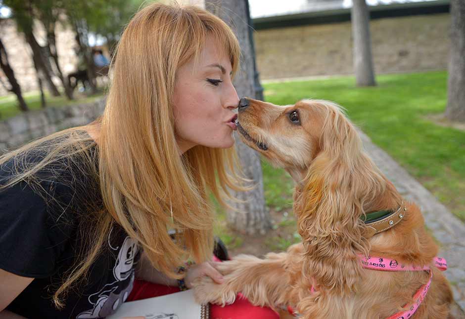 Bursa'da yaşayan ressam Filiz Mungan (36), çizdiği kedi ve köpek resimlerini, açtığı sergilerde satarak gelirini sokak hayvanları için harcıyor.