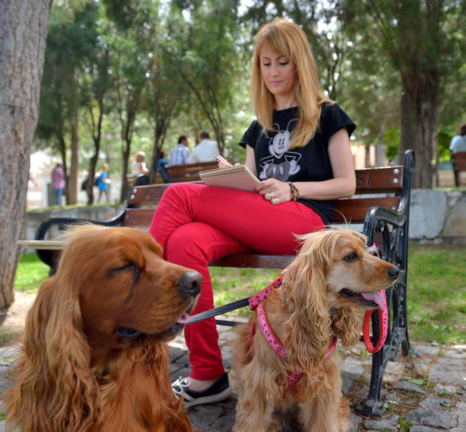 Bursa'da yaşayan ressam Filiz Mungan (36), çizdiği kedi ve köpek resimlerini, açtığı sergilerde satarak gelirini sokak hayvanları için harcıyor.