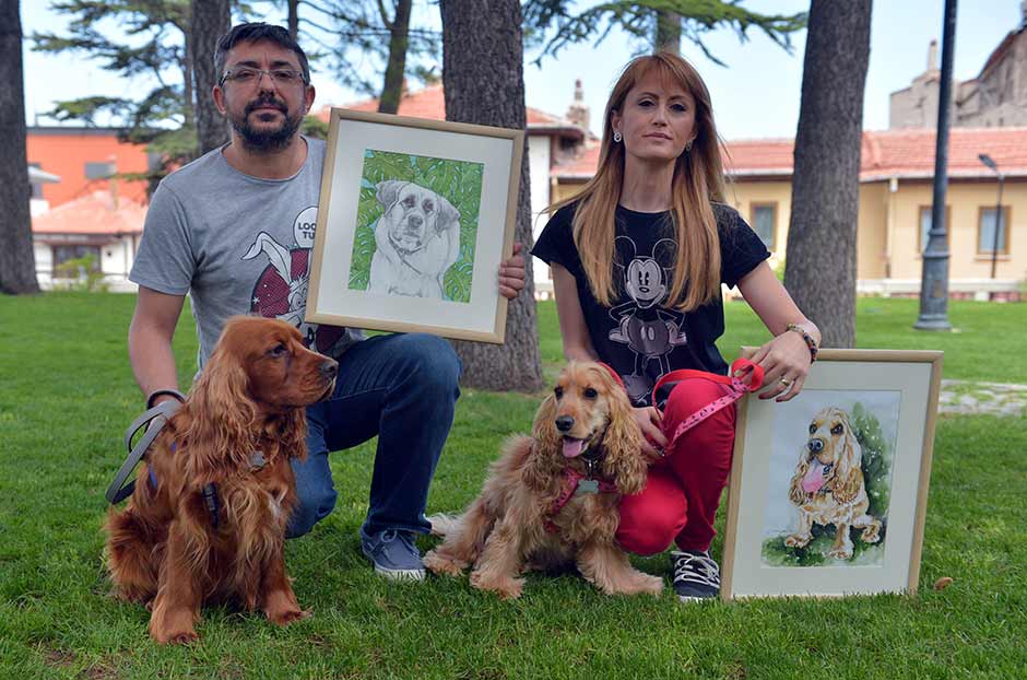 Bursa'da yaşayan ressam Filiz Mungan (36), çizdiği kedi ve köpek resimlerini, açtığı sergilerde satarak gelirini sokak hayvanları için harcıyor.