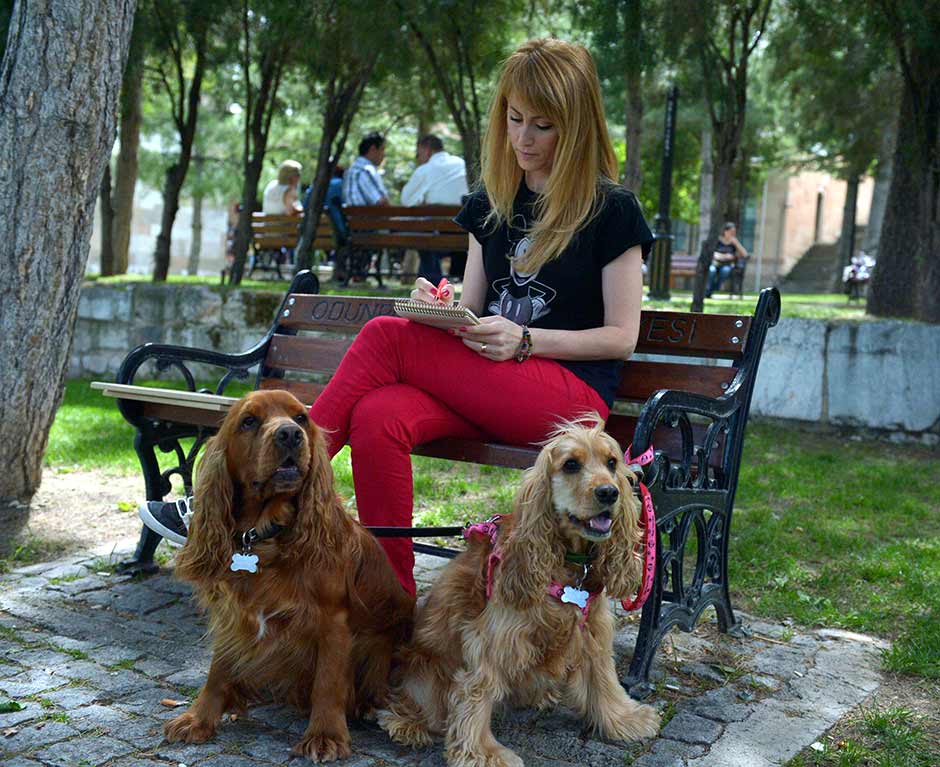 Bursa'da yaşayan ressam Filiz Mungan (36), çizdiği kedi ve köpek resimlerini, açtığı sergilerde satarak gelirini sokak hayvanları için harcıyor.