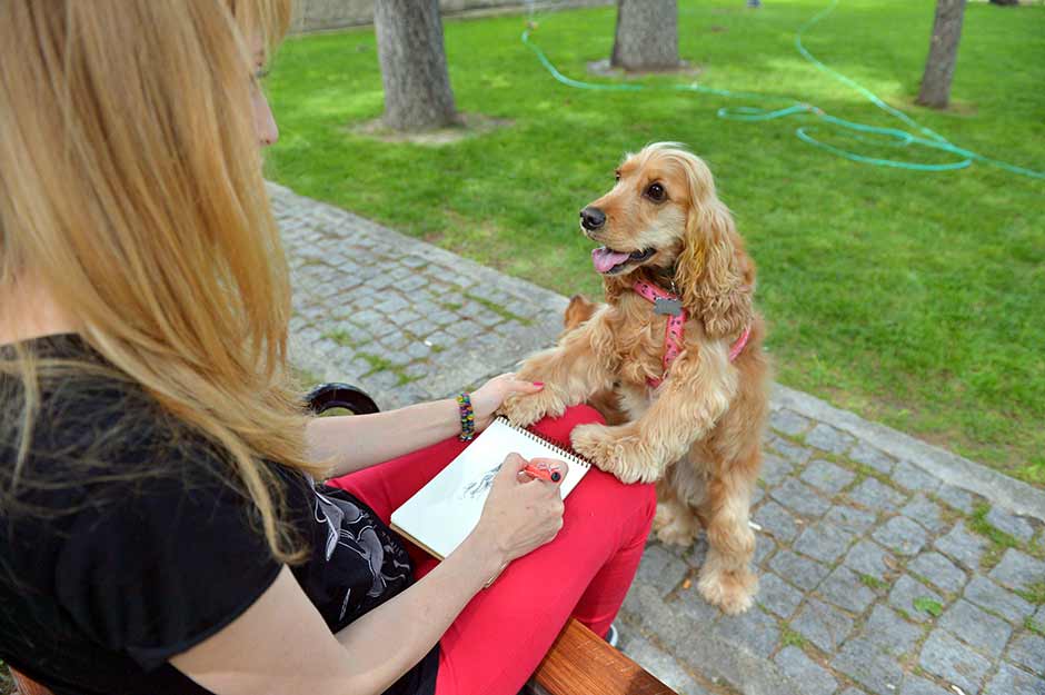 Bursa'da yaşayan ressam Filiz Mungan (36), çizdiği kedi ve köpek resimlerini, açtığı sergilerde satarak gelirini sokak hayvanları için harcıyor.