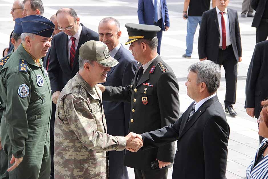 Genelkurmay Başkanı Orgeneral Hulusi Akar, Hava Kuvvetleri Komutanı Orgeneral Abidin Ünal ile birlikte Eskişehir Valisi Azmi Çelik’i ziyaret etti. 