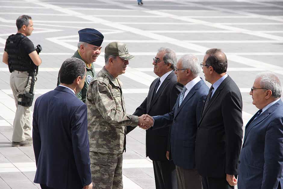 Genelkurmay Başkanı Orgeneral Hulusi Akar, Hava Kuvvetleri Komutanı Orgeneral Abidin Ünal ile birlikte Eskişehir Valisi Azmi Çelik’i ziyaret etti. 