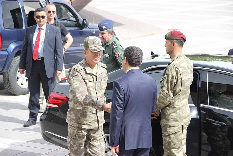 Genelkurmay Başkanı Orgeneral Hulusi Akar, Hava Kuvvetleri Komutanı Orgeneral Abidin Ünal ile birlikte Eskişehir Valisi Azmi Çelik’i ziyaret etti. 