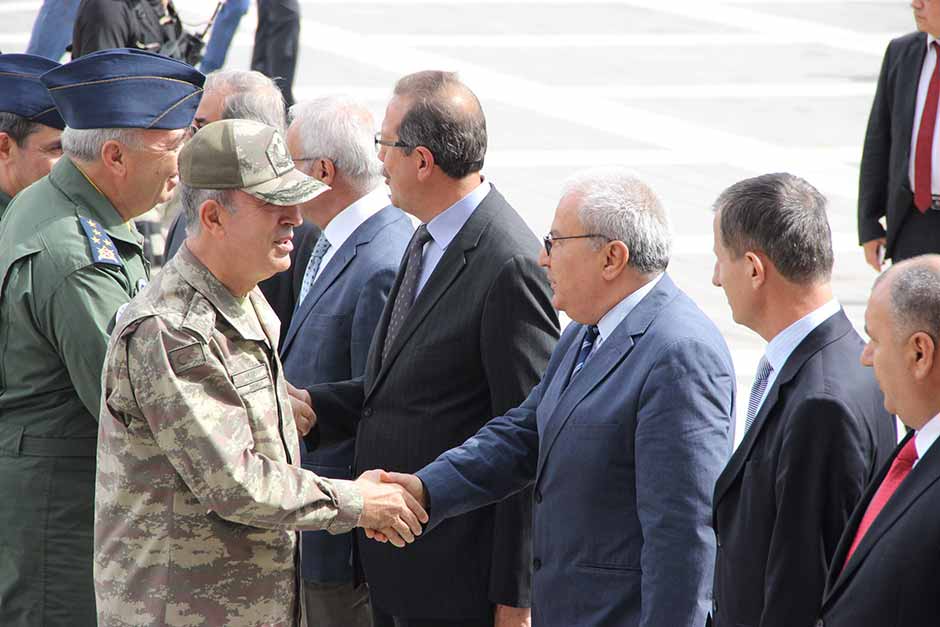 Genelkurmay Başkanı Orgeneral Hulusi Akar, Hava Kuvvetleri Komutanı Orgeneral Abidin Ünal ile birlikte Eskişehir Valisi Azmi Çelik’i ziyaret etti. 