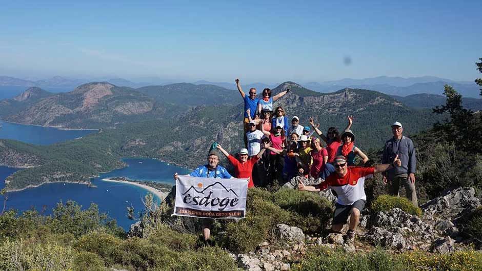 19 Mayıs Atatürk Gençlik ve Spor Bayramı’nda Eskişehir Doğa Gezginleri (Esdoge) trekking grubu, Dünya’nın en iyi 10 uzun mesafe yürüyüş rotasından biri olan Likya Trekking Parkuru’nu yürüdü.