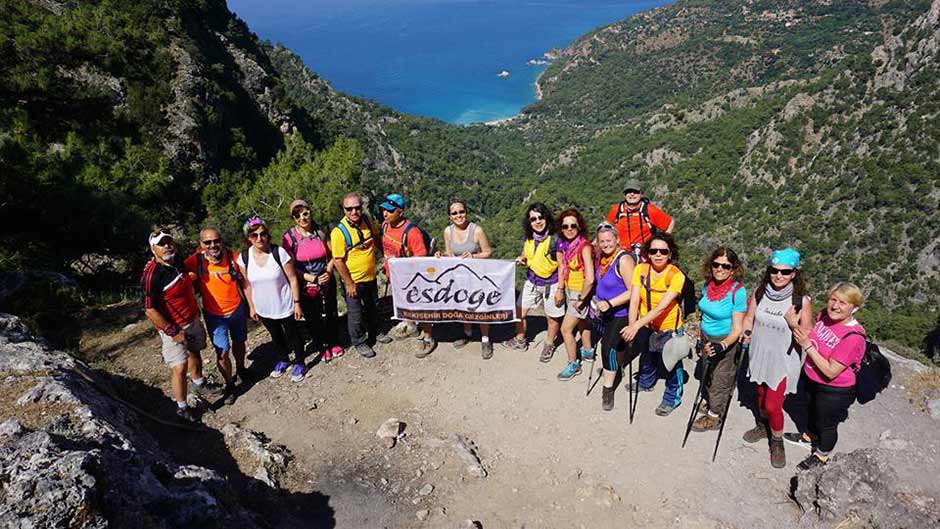 19 Mayıs Atatürk Gençlik ve Spor Bayramı’nda Eskişehir Doğa Gezginleri (Esdoge) trekking grubu, Dünya’nın en iyi 10 uzun mesafe yürüyüş rotasından biri olan Likya Trekking Parkuru’nu yürüdü.