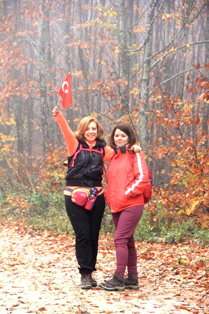 Mevsimlerin yapraklarını döktüğü bir hüzün ayı olarak görür, pek bir gamlı baykuş olarak hissederdim hep Sonbaharı.