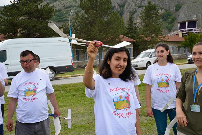 Tepebaşı Belediyesi tarafından “Gökyüzünde Engel Yok 2” sloganı ile düzenlenen Model Uçak Başlangıç Kursu’nu başarı ile tamamlayan zihinsel yetersizliği bulunan bireyler, sertifikalarını düzenlenen Model Uçak Festivali programı ile aldı.