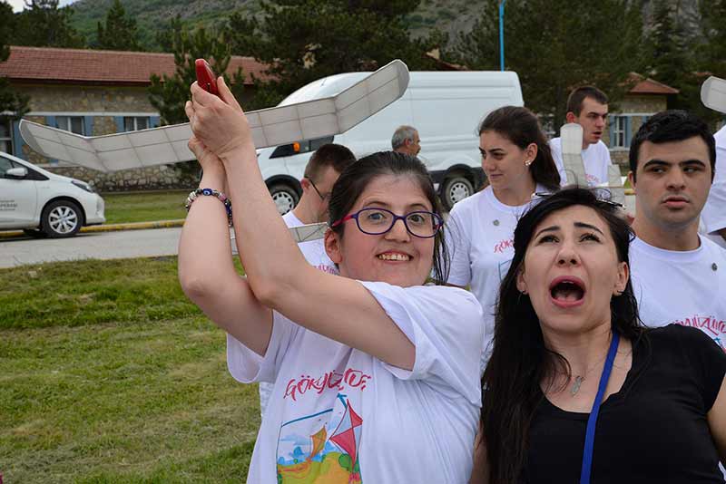 Tepebaşı Belediyesi tarafından “Gökyüzünde Engel Yok 2” sloganı ile düzenlenen Model Uçak Başlangıç Kursu’nu başarı ile tamamlayan zihinsel yetersizliği bulunan bireyler, sertifikalarını düzenlenen Model Uçak Festivali programı ile aldı.