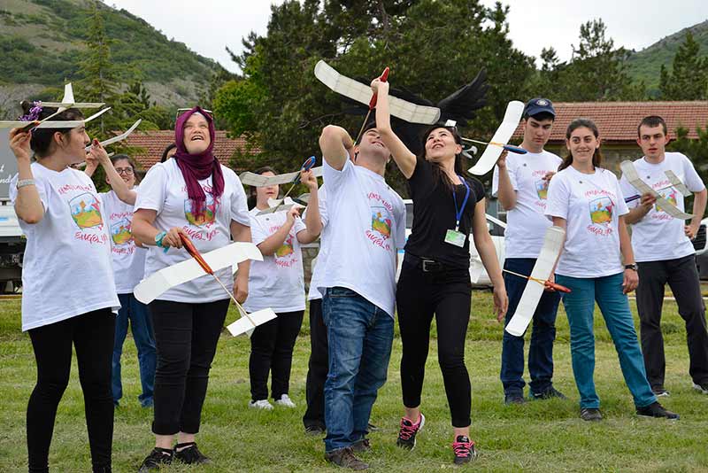 Tepebaşı Belediyesi tarafından “Gökyüzünde Engel Yok 2” sloganı ile düzenlenen Model Uçak Başlangıç Kursu’nu başarı ile tamamlayan zihinsel yetersizliği bulunan bireyler, sertifikalarını düzenlenen Model Uçak Festivali programı ile aldı.