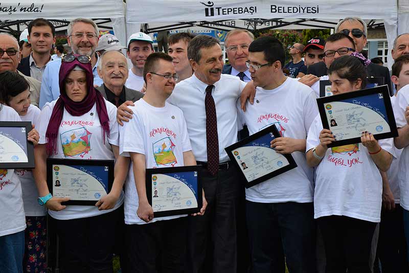 Tepebaşı Belediyesi tarafından “Gökyüzünde Engel Yok 2” sloganı ile düzenlenen Model Uçak Başlangıç Kursu’nu başarı ile tamamlayan zihinsel yetersizliği bulunan bireyler, sertifikalarını düzenlenen Model Uçak Festivali programı ile aldı.