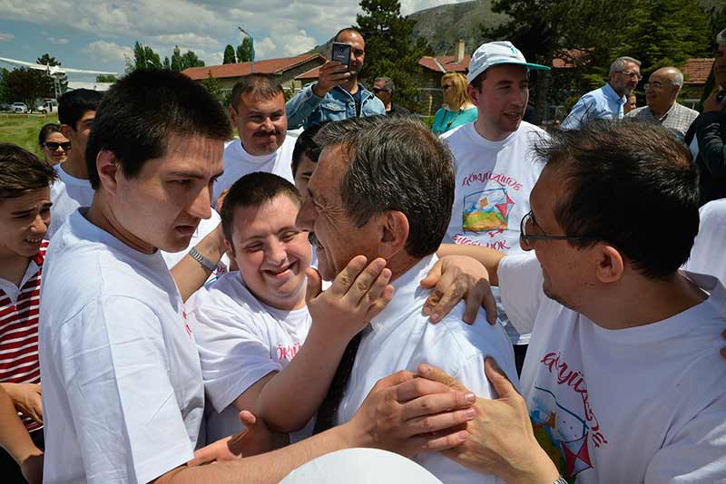 Tepebaşı Belediyesi tarafından “Gökyüzünde Engel Yok 2” sloganı ile düzenlenen Model Uçak Başlangıç Kursu’nu başarı ile tamamlayan zihinsel yetersizliği bulunan bireyler, sertifikalarını düzenlenen Model Uçak Festivali programı ile aldı.