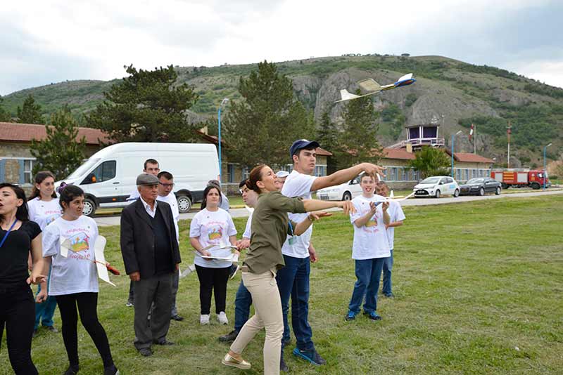 Tepebaşı Belediyesi tarafından “Gökyüzünde Engel Yok 2” sloganı ile düzenlenen Model Uçak Başlangıç Kursu’nu başarı ile tamamlayan zihinsel yetersizliği bulunan bireyler, sertifikalarını düzenlenen Model Uçak Festivali programı ile aldı.