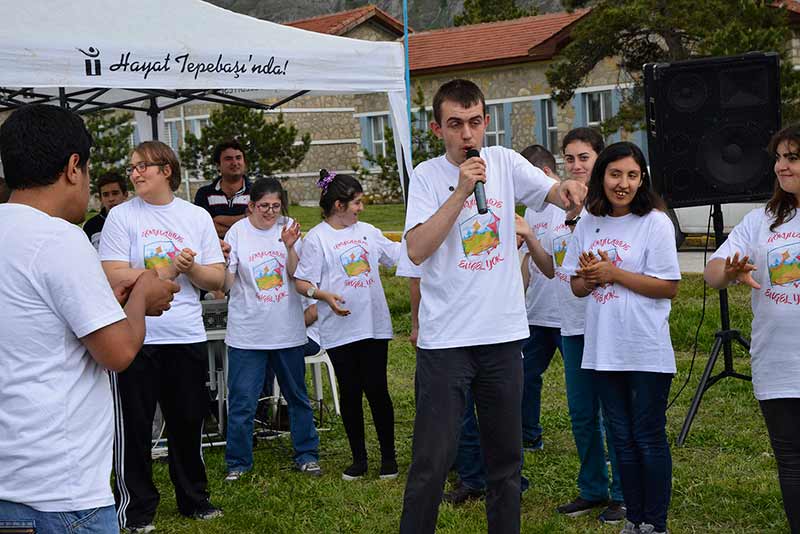 Tepebaşı Belediyesi tarafından “Gökyüzünde Engel Yok 2” sloganı ile düzenlenen Model Uçak Başlangıç Kursu’nu başarı ile tamamlayan zihinsel yetersizliği bulunan bireyler, sertifikalarını düzenlenen Model Uçak Festivali programı ile aldı.