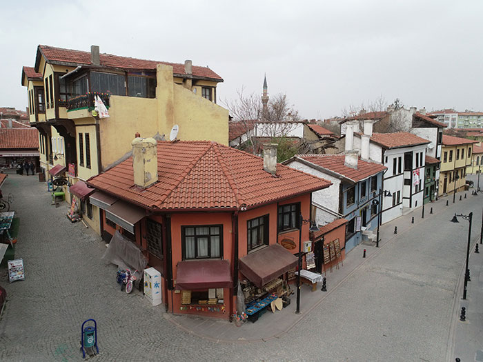 Fotoğrafta, geleneksel Anadolu Türk Mimarisi örneklerini koruyan Odunpazarı Bölgesi semt, kıvrımlı yolları, çıkmaz sokakları, ahşap süslemeli-bitişik düzenli- cumbalı evleri ile örf, adet ve geleneklerini koruyarak günümüze kadar gelen Odunpazarı Evleri görülüyor.