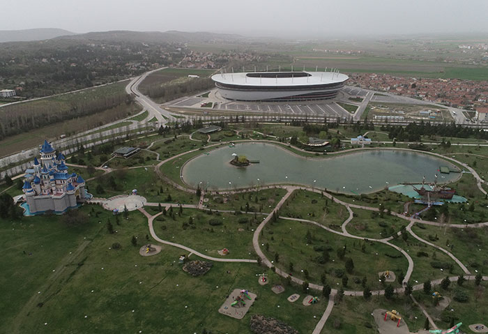 otoğrafta, Eskişehir Sazova Kültür Sanat ve Bilim Parkı ve Yeni Eskişehir Stadı görülüyor.