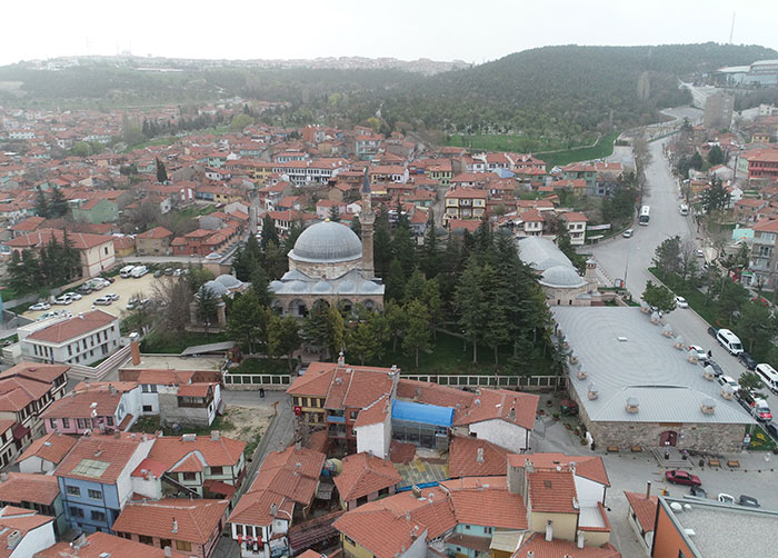 Fotoğrafta, Eskişehir'de, Kanuni Sultan Süleyman'ın veziri Çoban Mustafa Paşa tarafından 1525 yılında inşa ettirilen ve kentin en önemli anıtsal yapılarından olan Kurşunlu Külliyesi görülüyor.