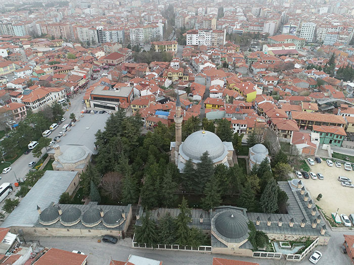 Fotoğrafta, Eskişehir'de, Kanuni Sultan Süleyman'ın veziri Çoban Mustafa Paşa tarafından 1525 yılında inşa ettirilen ve kentin en önemli anıtsal yapılarından olan Kurşunlu Külliyesi görülüyor.