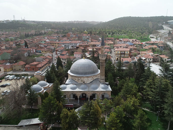 Fotoğrafta, Eskişehir'de, Kanuni Sultan Süleyman'ın veziri Çoban Mustafa Paşa tarafından 1525 yılında inşa ettirilen ve kentin en önemli anıtsal yapılarından olan Kurşunlu Külliyesi görülüyor.