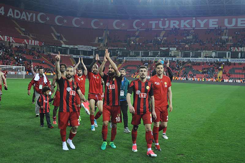 TFF 1.Lig'in 31. haftasında Eskişehirspor, sahasında Samsunspor'u 6-1'lik skorla farklı mağlup etti ve şampiyonluk yolunda kritik 3 puanı hanesine yazdırdı.