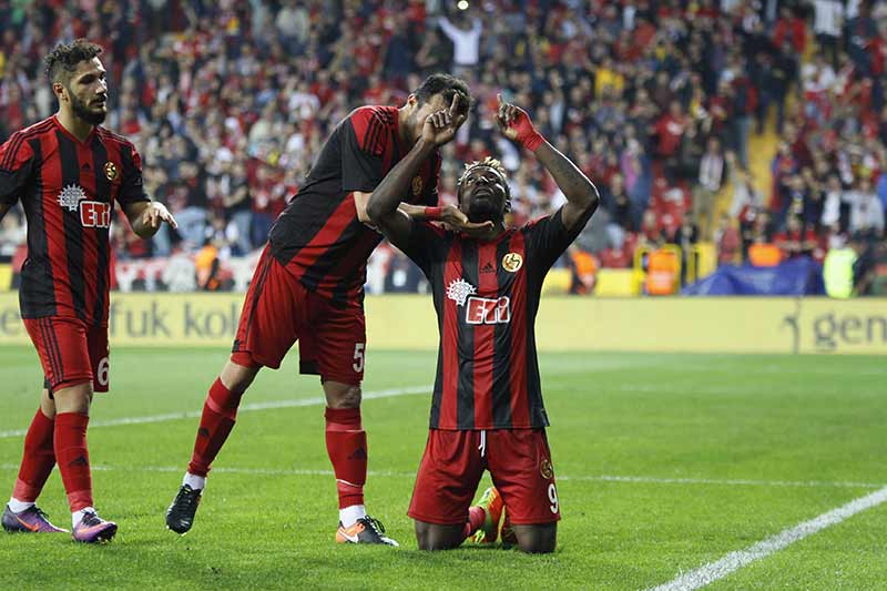 TFF 1.Lig'in 31. haftasında Eskişehirspor, sahasında Samsunspor'u 6-1'lik skorla farklı mağlup etti ve şampiyonluk yolunda kritik 3 puanı hanesine yazdırdı.