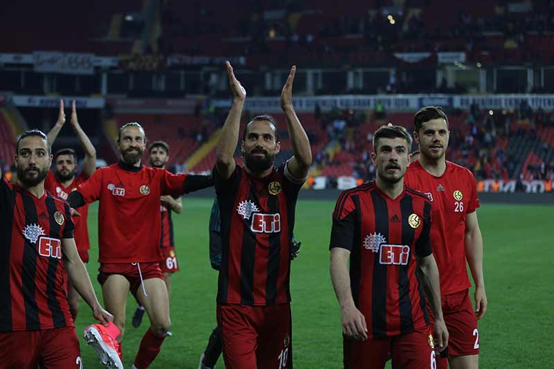 TFF 1.Lig'in 31. haftasında Eskişehirspor, sahasında Samsunspor'u 6-1'lik skorla farklı mağlup etti ve şampiyonluk yolunda kritik 3 puanı hanesine yazdırdı.