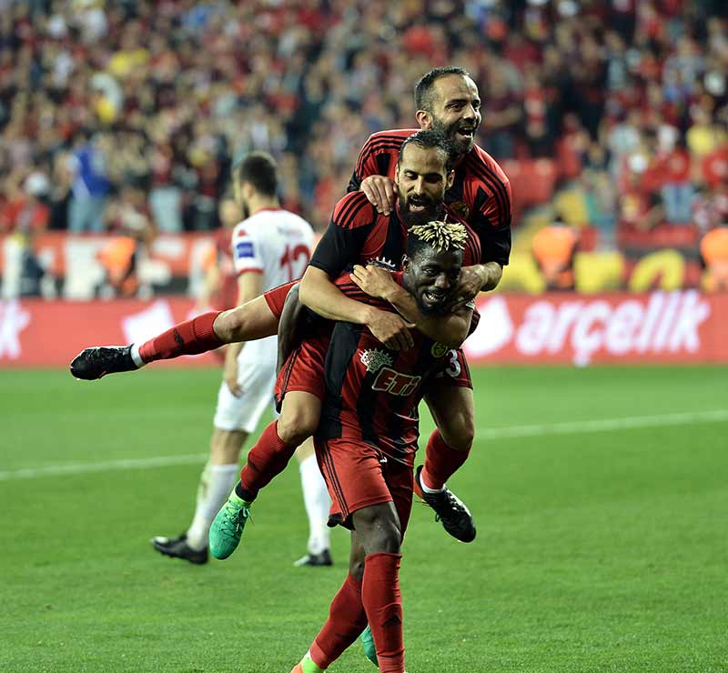 TFF 1.Lig'in 31. haftasında Eskişehirspor, sahasında Samsunspor'u 6-1'lik skorla farklı mağlup etti ve şampiyonluk yolunda kritik 3 puanı hanesine yazdırdı.