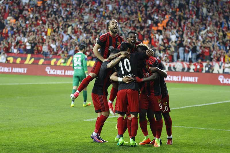 TFF 1.Lig'in 31. haftasında Eskişehirspor, sahasında Samsunspor'u 6-1'lik skorla farklı mağlup etti ve şampiyonluk yolunda kritik 3 puanı hanesine yazdırdı.