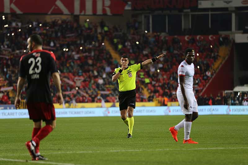 TFF 1.Lig'in 31. haftasında Eskişehirspor, sahasında Samsunspor'u 6-1'lik skorla farklı mağlup etti ve şampiyonluk yolunda kritik 3 puanı hanesine yazdırdı.