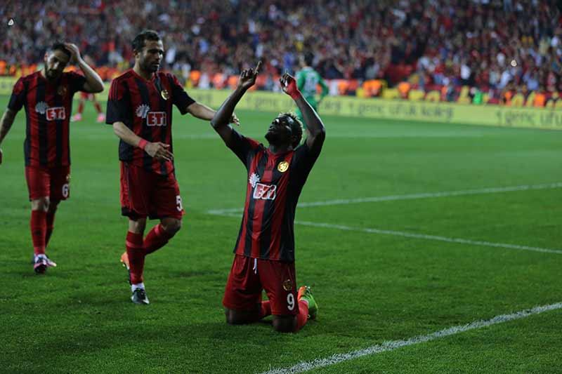 TFF 1.Lig'in 31. haftasında Eskişehirspor, sahasında Samsunspor'u 6-1'lik skorla farklı mağlup etti ve şampiyonluk yolunda kritik 3 puanı hanesine yazdırdı.