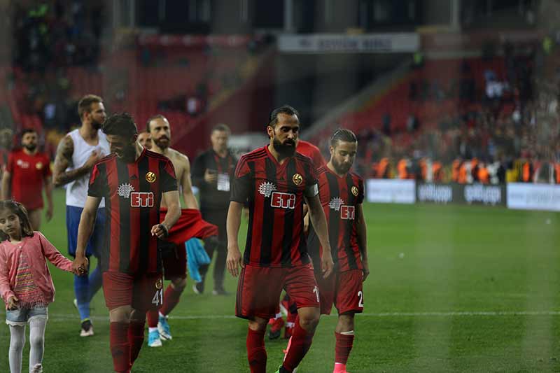 TFF 1.Lig'in 31. haftasında Eskişehirspor, sahasında Samsunspor'u 6-1'lik skorla farklı mağlup etti ve şampiyonluk yolunda kritik 3 puanı hanesine yazdırdı.