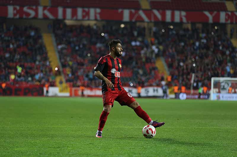 TFF 1.Lig'in 31. haftasında Eskişehirspor, sahasında Samsunspor'u 6-1'lik skorla farklı mağlup etti ve şampiyonluk yolunda kritik 3 puanı hanesine yazdırdı.