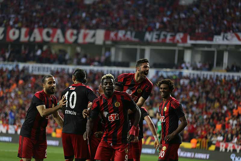 TFF 1.Lig'in 31. haftasında Eskişehirspor, sahasında Samsunspor'u 6-1'lik skorla farklı mağlup etti ve şampiyonluk yolunda kritik 3 puanı hanesine yazdırdı.