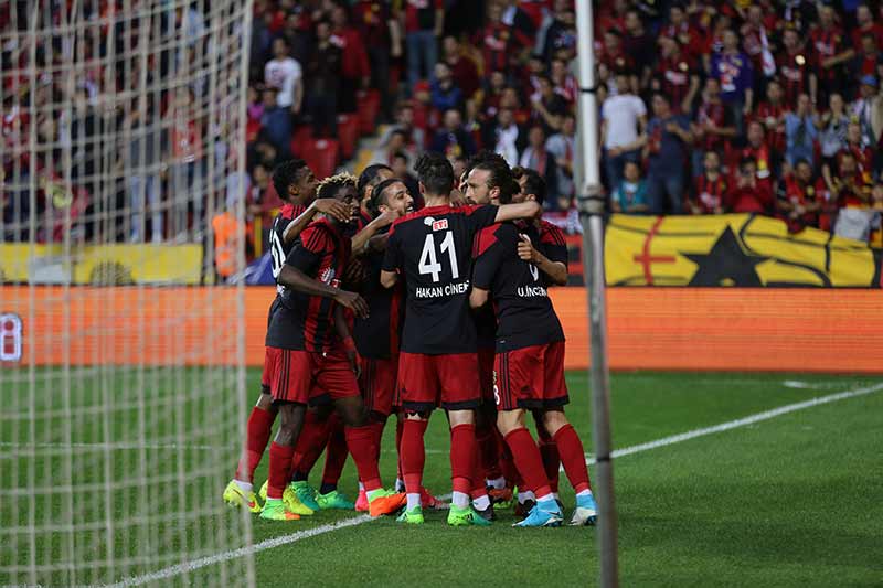 TFF 1.Lig'in 31. haftasında Eskişehirspor, sahasında Samsunspor'u 6-1'lik skorla farklı mağlup etti ve şampiyonluk yolunda kritik 3 puanı hanesine yazdırdı.