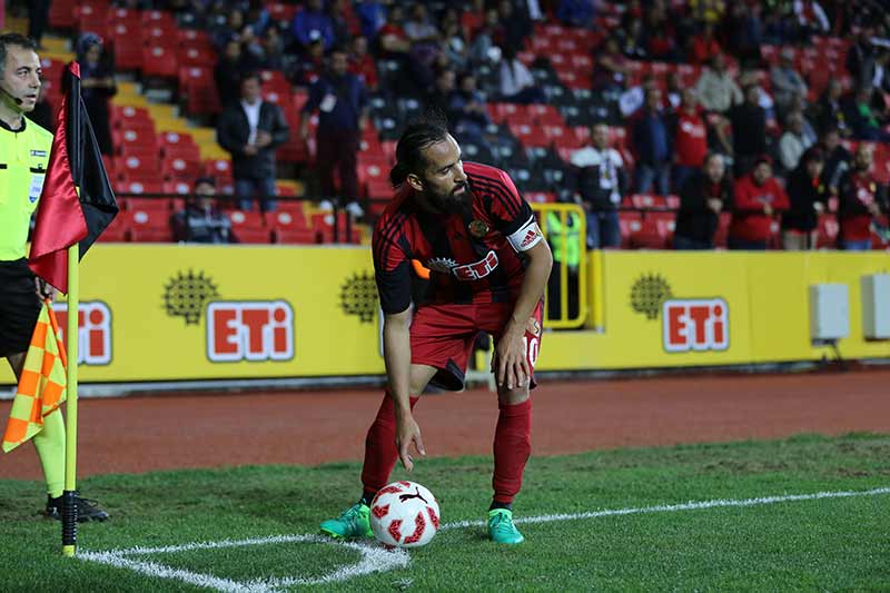 TFF 1.Lig'in 31. haftasında Eskişehirspor, sahasında Samsunspor'u 6-1'lik skorla farklı mağlup etti ve şampiyonluk yolunda kritik 3 puanı hanesine yazdırdı.