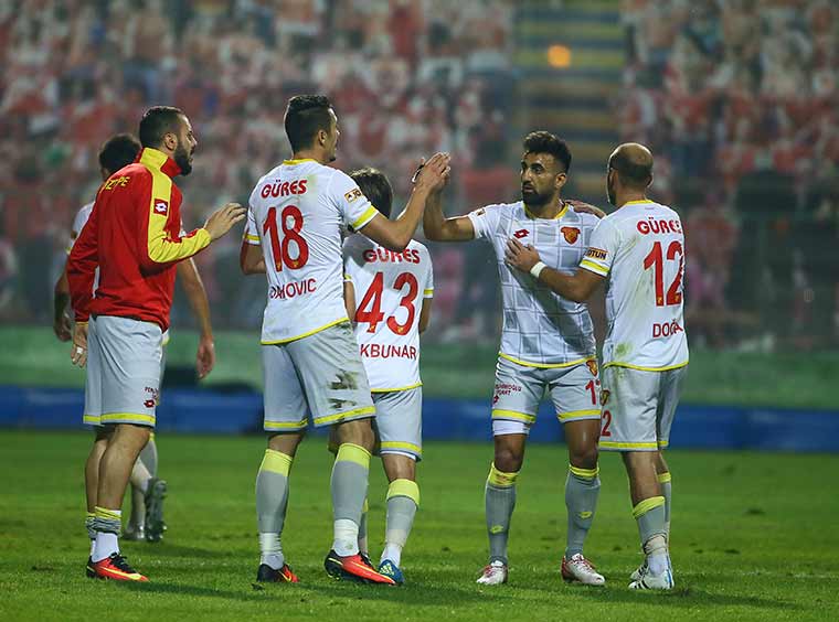 Göztepe - Eskişehirspor maçında son dakika olay çıktı. Eskişehirspor Teknik Direktörü Alpay Özalan, takımını sahadan çekti.