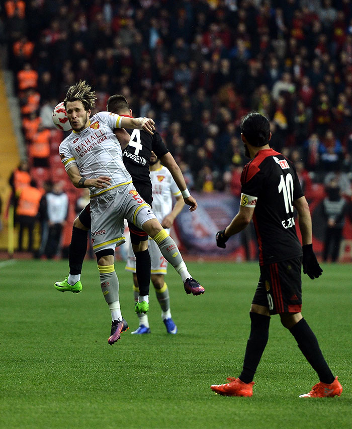 TFF 1. Lig ekiplerinden Eskişehirspor, teknik direktör Mustafa Denizli yönetiminde ilk galibiyetini Göztepe karşısında 4-0'lık skorla aldı.