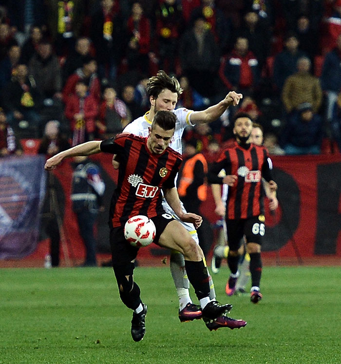 TFF 1. Lig ekiplerinden Eskişehirspor, teknik direktör Mustafa Denizli yönetiminde ilk galibiyetini Göztepe karşısında 4-0'lık skorla aldı.