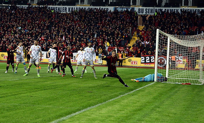 TFF 1. Lig ekiplerinden Eskişehirspor, teknik direktör Mustafa Denizli yönetiminde ilk galibiyetini Göztepe karşısında 4-0'lık skorla aldı.