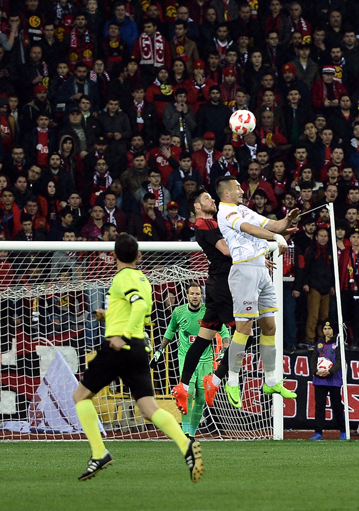 TFF 1. Lig ekiplerinden Eskişehirspor, teknik direktör Mustafa Denizli yönetiminde ilk galibiyetini Göztepe karşısında 4-0'lık skorla aldı.