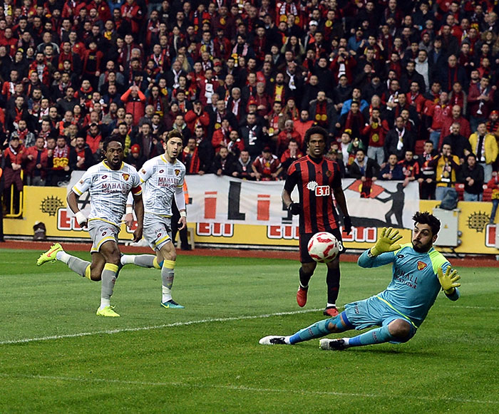 TFF 1. Lig ekiplerinden Eskişehirspor, teknik direktör Mustafa Denizli yönetiminde ilk galibiyetini Göztepe karşısında 4-0'lık skorla aldı.