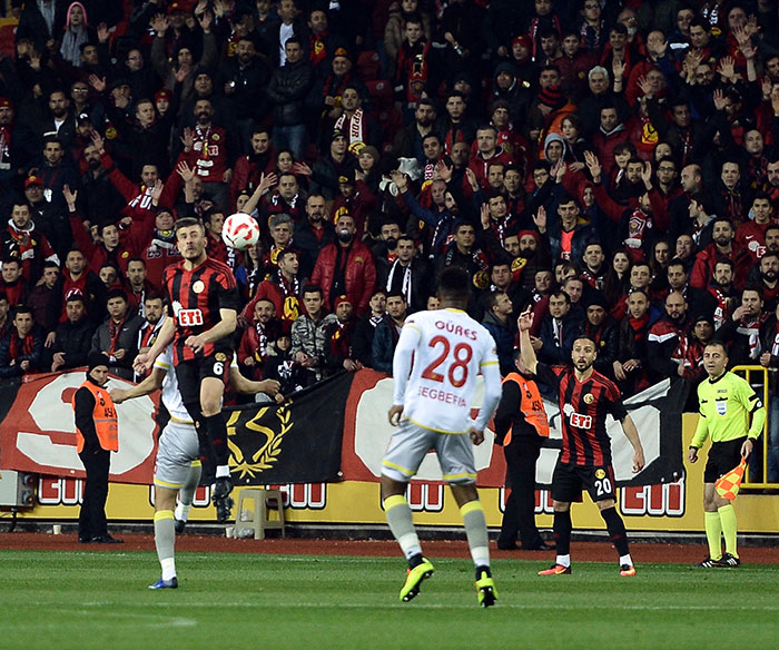 TFF 1. Lig ekiplerinden Eskişehirspor, teknik direktör Mustafa Denizli yönetiminde ilk galibiyetini Göztepe karşısında 4-0'lık skorla aldı.