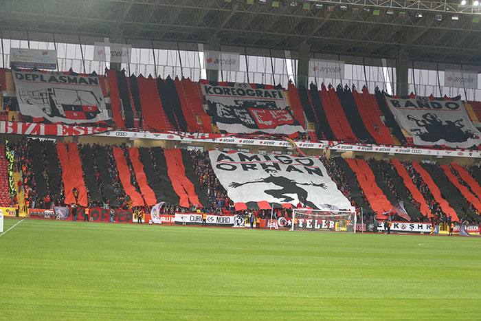 TFF 1. Lig ekiplerinden Eskişehirspor, teknik direktör Mustafa Denizli yönetiminde ilk galibiyetini Göztepe karşısında 4-0'lık skorla aldı.