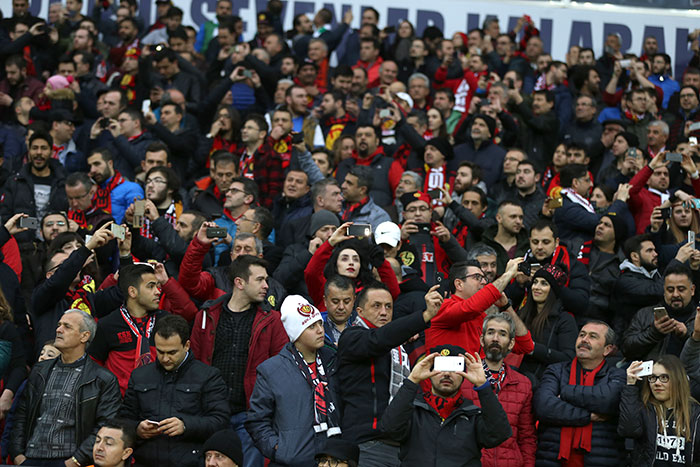 TFF 1. Lig ekiplerinden Eskişehirspor, teknik direktör Mustafa Denizli yönetiminde ilk galibiyetini Göztepe karşısında 4-0'lık skorla aldı.