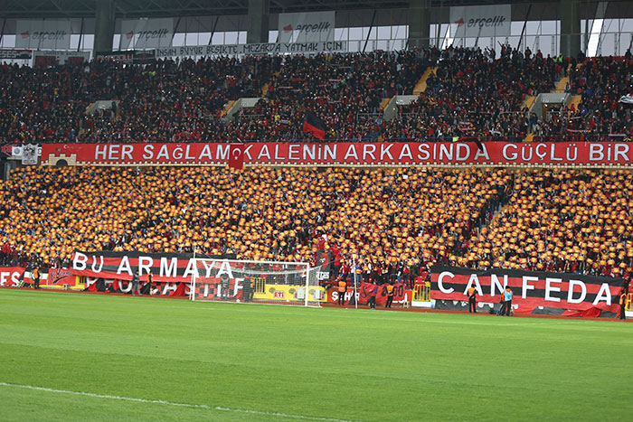 TFF 1. Lig ekiplerinden Eskişehirspor, teknik direktör Mustafa Denizli yönetiminde ilk galibiyetini Göztepe karşısında 4-0'lık skorla aldı.