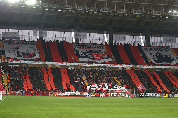 TFF 1. Lig ekiplerinden Eskişehirspor, teknik direktör Mustafa Denizli yönetiminde ilk galibiyetini Göztepe karşısında 4-0'lık skorla aldı.