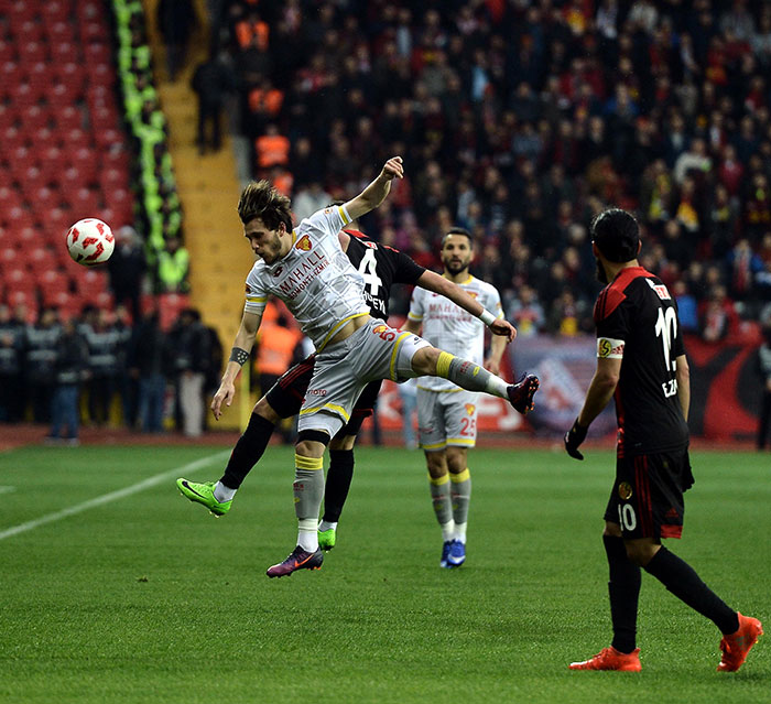 TFF 1. Lig ekiplerinden Eskişehirspor, teknik direktör Mustafa Denizli yönetiminde ilk galibiyetini Göztepe karşısında 4-0'lık skorla aldı.